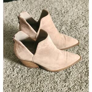 VINCE CAMUTO Gigietta Suede Ankle Boots Tan Women's Size 5.5